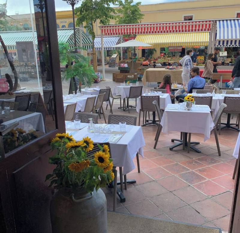 Découvrez notre terrasse ombragée pour un repas niçois et méditerranéen en plein cœur de Nice sur La Cours Saleya