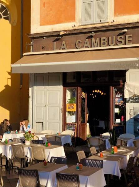 terrasse ensoleillée sur le Cours Saleya pour un déjeuner ou un dîner inoubliable à Nice